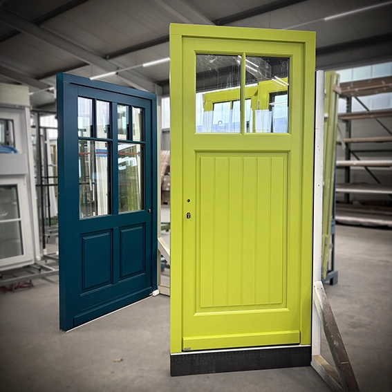 Froschgüne Eingangstür aus Holz mit Glas